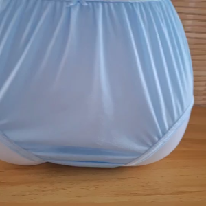 กางเกงในผ้าวาโก้ สไตล์คลาสสิก นุ่มลื่น กางเกงในผู้หญิง กางเกงในแห้งเร็ว กางเกงไนล่อนเกรดพรีเมี่ยม ไซส์ M สำหรับผู้หญิง ไซส์เอว28-32 นิ้ว