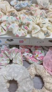 Scrunchies dây buộc tóc vải kem vintage dây nơ đỏ xinh xắn
