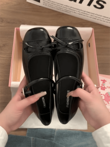 รองเท้าส้นแบน Mary Janes สีดำสไตล์ฝรั่งเศสสำหรับผู้หญิงในช่วงฤดูร้อน รองเท้าส้นแบนสไตล์บัลเล่ต์ย้อนยุคแบบสวมส้นแบนแบบสวมสำหรับผู้หญิง