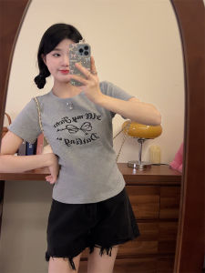 เสื้อยืดคอกลมแขนสั้นปักลายตัวอักษรสไตล์ใหม่ฤดูร้อน 2025 เสื้อผ้าทำงานผู้หญิงทรงสลิมฟิต ทรงเข้ารูป เสื้อผ้าทำงาน