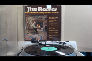 1 แผ่นเสียง 12นิ้ว U6 JIM REEVES -HAVE I TOLD YOU LATELY THAT I LOVE YOU แผ่นVG+ ริ้วรอยบาง เสียงรบกวนน้อยนิดไม่มีรอยลึก แผ่นล้างสะอาดแล้ว ปกVG+มีตำหนิขอบนิดหน่อย ขอบไม่ขาด สันไม่ทะลุ