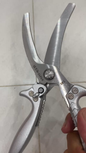 Kéo cắt gà cao cấp Kéo được làm bằng inox 304 cực bền và sắc cho phép cắt chính xác và gọn ghẽ xương thịt và sụn gia cầm mà không dính thịt hoặc xương vụn.