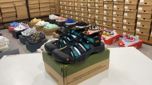 ลำลอง รองเท้าแตะ KE-EN NEWPORT H2 สีดำล้วน สำหรับผู้ชาย และผู้หญิง การผลิตคุณภาพ