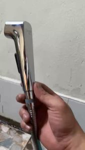 CHÍNH HÃNG bộ xịt vệ sinh thế hệ mới kiểu dáng thanh thoát êm ái nhẹ nhàng