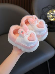 รองเท้าแตะผ้าฝ้ายอุ่นสําหรับใช้ในร่ม 2023 สไตล์ใหม่ลื่นฤดูหนาวส้นแบนนุ่มกํามะหยี่หนังนิ่มวัสดุสําหรับเด็กหญิง