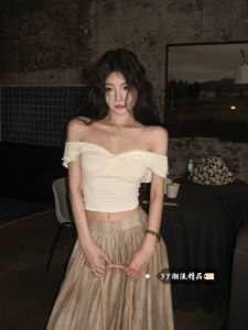 French Style Short Sleeve One Shoulder Base Shirt V Neck Slimming Top Wooden Edge Ruffle Design Hot Girl Style Daily Wear