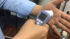 เครื่องวัดไข้ดิจิตอล ที่วัดไข้ เครื่องวัดอุณหภูมิอินฟราเรด ที่วัดไข้ทางหน้าผาก แบบไม่ต้องสัมผัส สินค้าราคาโรงงาน