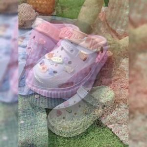 LHFriday สุดฮิต รองเท้าแตะแฟชั่นหัวโตผู้หญิง พื้นไม่หนา แต่นุ่มนิ่มใส่สบาย มี 6 สีสันให้เลือก  แถมตัวการ์ตูนให้ด้วยนะ งานดีแบบนี้ไม่ควรพลาด