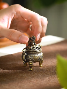 Đỉnh đốt trầm bằng đồng mini chạm tỳ hưu tinh xảo mang lại bình an phong thủy