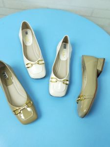 รองเท้าส้นเตี้ยแบบสวมหัวเหลี่ยมสไตล์ฝรั่งเศส หนังนิ่ม พื้นนุ่ม หัวเข็มขัดประดับเพชร แฟชั่นอเนกประสงค์สำหรับผู้หญิงในฤดูใบไม้ผลิและฤดูใบไม้ร่วง