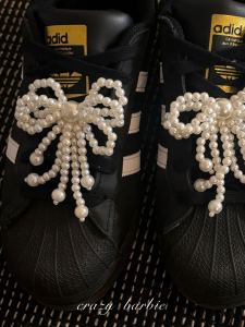 หัวเข็มขัดรองเท้ารูปตัวอักษรสีขาวพร้อมโบว์ผูกเชือกสีทองสำหรับรองเท้าส้นแบนแบบสวมหัวเข็มขัดตกแต่งด้วยลูกปัด