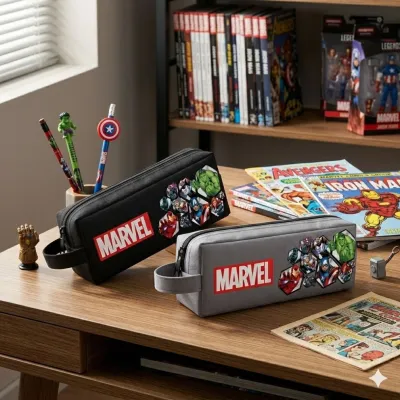 Tempat Pensil Anak Sekolah Roblox dengan Karakter Berwarna-warni dan Logo Merah di Depan.