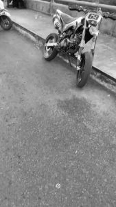 Tingkatkan Tampilan Motor Anda dengan Sticker Striping Vinyl Glossy Chrome Hologram