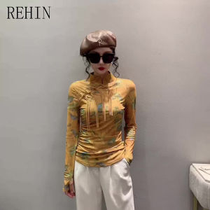 REHIN เสื้อยืดแขนยาวคอตั้งสำหรับผู้หญิงเสื้อหัวเข็มขัดสีเหลืองพิมพ์ลายตัวยาวสไตล์ยุโรป