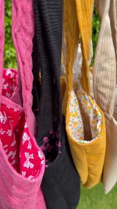 กระเป๋าลูกฟู ด้านใช้ได้ ด้านในลายดอกไม้ ลายโบว์