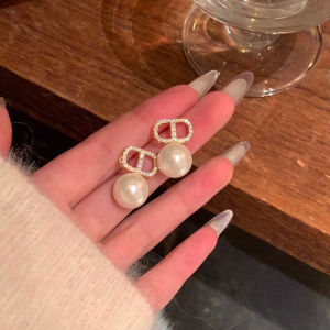 Golden Pearl Earrings Womens Elegant Luxury Unique Design Small Luxury Sensation Ear Jewelry New Model Fashion Accessories