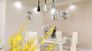 โคมระย้าห้องรับประทานอาหารที่สร้างสรรค์นอร์ดิกที่ทันสมัยเรียบง่ายโคมระย้ารับประทานอาหารสามหัวบาร์ข้างเตียงโคมไฟเหล็กดัด