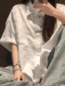 เสื้อเชิ้ตแขนสั้นผู้หญิงสไตล์ใหม่ ดีไซน์จีน สไตล์วิทยาลัย ปักลายดอกไม้ สีขาว ทรงหลวม ปกโปโล ป้องกันรังสียูวี
