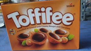 Kẹo Caramen Mềm Phủ Sô-Cô-La Nhân Hạt Dẻ Toffifee - 400g nhập khẩu Đức