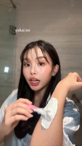 FLOWERGLASS Body Scrub Whitening & Exfoliating Scent Me Love 150 Gr | Memutihkan & Meratakan warna kulit