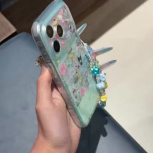 Sanrio | Ốp Điện Thoại iPhone Họa Tiết Hoạt Hình Dễ Thương Màu Xanh Lá Cây Toàn Màn Hình Họa Tiết Gia Đình Sanrio Kèm Dây Đeo Chống Sốc Chống Xước Chống Bụi