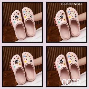 ป้องกันลื่นบนชายหาด รองเท้าหัวโต สำหรับผู้หญิง สีดำขาวแบบเม็ดถ่าน ฝ่าเท้าโซฟต์มาก สวมออกไปในฤดูร้อน รูปแบบปิดที่ปลายเท้าอบอุ่น