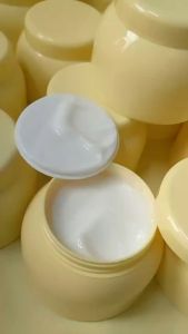 Kem body Bông kích trắng da toàn thân Giúp dưỡng trắng sáng da một cách từ từ tự nhiên.Cung cấp độ ẩm thiết yếu giúp dưỡng ẩm cho da giúp da mềm mịn cả ngày