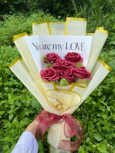 ดอกกุหลาบช่อใหญ่สีแดง ขนาด6ดอก ของขวัญวันเกิด ของขวัญวันครบรอบให้แฟน ของขวัญให้แฟน ช่อดอกไม้วันปัจฉิม