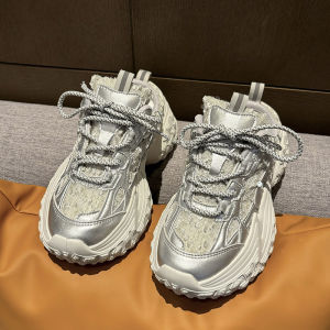 รองเท้าผ้าใบพื้นหนาสไตล์คุณพ่อสำหรับผู้หญิง รองเท้าลำลองสีขาวสไตล์เกาหลีสำหรับใส่ในชีวิตประจำวัน รองเท้าสวมแบบมีส้น สวมใส่สบาย