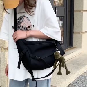 Tas Selempang Kanvas Pria Wanita Ukuran Besar Harajuku + Gantungan Katak / Tas Kanvas Korean Style Putih Hitam / Tas Jepang Harajuku Kanvas Tas Retro Korea Mahasiswa Kapasitas Besar Messenger Bag Canvas / Tas Wanita Kekinian Cewek Cowok Jepang Korea