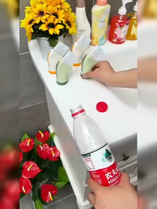 2pcs Creative Multifunctional Cleaning Brush Crevice Brush Water Spray Wiping Gap Brush Can Be Connected To Mineral Water Bottle   ﻿