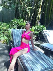 Đồ bơi bikini 2 mảnh kèm chân váy sét 3 món Hồ Ngọc Hà đủ màu đi biển phong cách sang trọng nổi bật