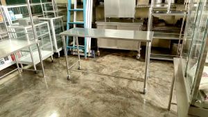 CMS โต๊ะสแตนเลส ความหนา1มม.ขนาด50*150ซม.สูง100ซม.คานล่างอยู่ด้านข้าง มีล้อขนาด3นิ้ว ล้อมีเบรกสี่ล้อ