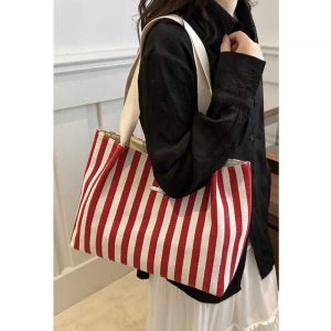 กระเป๋าผ้าใบลายสก็อต ความจุขนาดใหญ่ กระเป๋าสะพายข้างแบบลำลองสำหรับผู้หญิง ฤดูใบไม้ร่วง 2024 กระเป๋าที่มีเทรนด์ใหม่ กระเป๋าถือทรงคลาสสิกแบบลำลอง