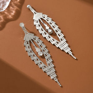 1 pair of fashionable tassel style feather ear accessories suitable for women shopping and gatherings