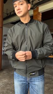 Jaket Bomber Polos Pria Oenzie – Premium Cocok untuk Musim Hujan & Berkendara