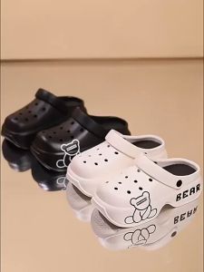 GNA🌲 รองเท้าหัวโต แบบสวมลายหมี เสริมส้น 7 cm สีสันสดใส มีสายรัดส้น เบาใส่สบาย พร้อมส่ง 🌲HK