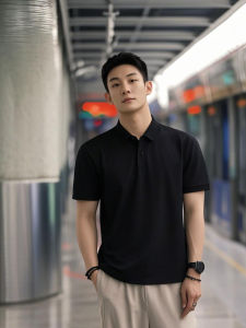 เสื้อโปโลแขนสั้นผู้ชายสไตล์อเมริกัน ทรงเข้ารูป เสื้อยืดคอกลม ทรงหลวม ทรงหลวม ฤดูร้อน 2025 ผ้าฝ้ายผสมโพลีเอสเตอร์