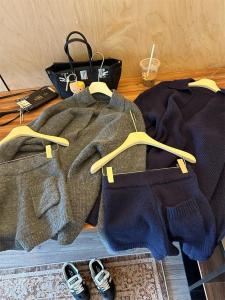 KKSTUDIO Áo Len Dệt Kim Cổ Chữ V Dài Tay Quần Ngắn Thường Ngày Cho Nữ Mùa Thu Phong Cách Hàn Quốc Thoải Mái Hai Mảnh