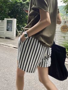 กางเกงขาสั้นกีฬาลายทางสีดำขาวสำหรับผู้หญิงในช่วงฤดูร้อน กางเกงขายาวลำลองหลวมๆ กางเกงขาสั้นสำหรับเดินเล่นในบ้าน กางเกงขาสั้นสำหรับวิ่ง ทรงหลวมๆ สำหรับใส่ไปทำงาน