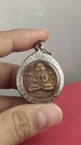 เหรียญพระปิดตาพังพระกาฬ รุ่นแรก ปี 2530 เนื้อนวะโลหะ พุทธาคมวัดเขาอ้อ จังหวัดพัทลุง กรอบลายไทยแท้ แถมฟรีผ้ายันต์