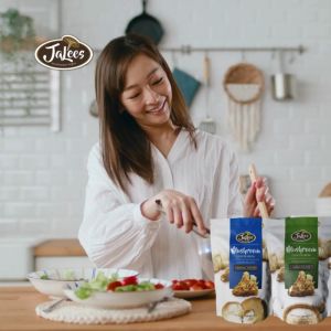 JA Lees Farms Mushroom Chicharon: Peri Peri & Garlic Snack for Snacking