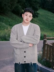 เสื้อสเวตเตอร์ถักคอวีแขนยาวทรงหลวมสไตล์ลำลองสำหรับฤดูใบไม้ร่วงและฤดูหนาวสำหรับผู้ชายและผู้หญิง สีสันสดใส เสื้อคลุมคาร์ดิแกนถักแบบเปิด