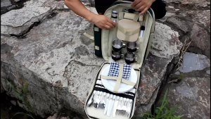 Johor Seller | Portable 4 Persons Picnic/Hiking Backpack Outdoor Camping BBQ Lunch Bag Picnic Bags with Tableware Set