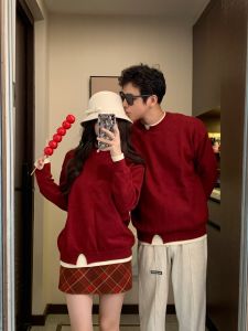 เสื้อสเวตเตอร์ถักสีแดงสำหรับคู่รัก ชุดสองชิ้น เสื้อผ้าทำงานฤดูใบไม้ร่วง/ฤดูหนาว ดีไซน์ใหม่ แฟชั่น ลำลอง กระโปรงทรงเอ แขนยาว เสื้อผ้าทำงาน