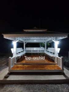 ศาลาไม้ฟักทองสีขาวขนาดพื้น 3 × 3 เมตรระเบียง 0.6 × 3 เมตร