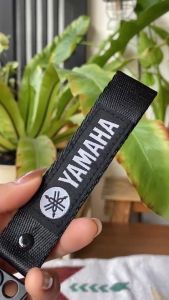 YAMAHA พู่ปักลายหน้าหลัง ตัวห่วงสีดำสีเพาเดอร์โค๊ด พู่สีดำ มีแผ่นหมาย ผู้ชาย รูปแบบบรรจุ คุณสมบัติของพวงกุญแจ มีห่วงคล้อง ผ่อนคล้อง และพวงกุญแจผ้าถัก พวงกุญแจมอไซค์ สามารถจัดส่งได้ในไทย