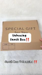 Snack Box Special Kado Valentine\\n\\n Apa Itu Snack Box Valentine?\\n\\nSnack Box Valentine adalah kado spesial berisi berbagai camilan berkualitas yang dikemas secara unik dan menarik. Snack Box ini cocok sebagai hadiah untuk merayakan Valentine, namun juga dapat digunakan untuk berbagai acara lain seperti ulang tahun, wisuda, pernikahan, dan lainnya. Snack Box Valentine ini dibuat sesuai permintaan, sehingga isi camilan dapat disesuaikan dengan kebutuhan Anda.\\n\\n Isi Sesuai Paket\\n\\nIsi Snack Box Valentine dapat disesuaikan dengan paket yang telah ditentukan. Jika Anda memiliki permintaan khusus, silakan chat kami terlebih dahulu untuk memastikan harga dan ketersediaan camilan yang Anda inginkan.\\n\\n Pengemasan dalam 2 Hari\\n\\nSnack Box Valentine biasanya diproses dan dikemas dalam waktu kurang lebih 2 hari. Namun, jika permintaan Anda cukup sederhana, pengemasan bisa dilakukan dalam waktu 1 hari.\\n\\n Variasi Kado yang Cocok\\n\\nSnack Box Valentine dapat digunakan sebagai kado spesial untuk berbagai acara seperti:\\n\\n- Kado Christmas\\n- Kado Wisuda/graduation\\n- Kado Nikahan/Wedding\\n- Kado Anniversarry\\n- Kado Ulangtahun/Birthday\\n- Kado Perpisahan\\n- Kado Karyawan/Companies\\n\\n Keunggulan Snack Box Valentine\\n\\nSnack Box Valentine memiliki beberapa keunggulan yang membuatnya menjadi pilihan tepat sebagai kado berkualitas:\\n\\n Dimensi Produk & Desain\\n\\nDimensi Snack Box Valentine adalah 28,5 cm x 21,5 cm x 5,5 cm. Desain Snack Box Valentine sudah termasuk cetak 3 foto Polaroid dan kartu ucapan gratis. Anda juga bisa request desain khusus sesuai kebutuhan Anda.\\n\\n Free Kartu Ucapan & Request Desain\\n\\nKami menyediakan kartu ucapan gratis sebagai bagian dari Snack Box Valentine. Jika Anda ingin request desain khusus, kami siap membantu mewujudkannya.\\n\\n Cara Pemesanan Snack Box Valentine\\n\\nBerikut adalah cara pemesanan Snack Box Valentine yang mudah dan praktis:\\n\\n Chat Kami untuk Request\\n\\nSilakan chat kami untuk meminta Snack Box Valentine sesuai kebutuhan Anda. Kami akan membantu Anda menentukan isi camilan yang sesuai dan membantu proses pemesanan.\\n\\n Tambahkan atau Kurangi Isi\\n\\nAnda dapat menambahkan atau mengurangi isi camilan sesuai keinginan Anda. Jika Anda memiliki permintaan khusus, silakan chat kami terlebih dahulu untuk memastikan harga dan ketersediaan camilan yang Anda inginkan.\\n\\n Estimasi Waktu Pengemasan\\n\\nSnack Box Valentine biasanya diproses dan dikemas dalam waktu kurang lebih 2 hari. Namun, jika permintaan Anda cukup sederhana, pengemasan bisa dilakukan dalam waktu 1 hari.\\n\\nDengan Snack Box Valentine, Anda bisa memberikan kado spesial yang unik dan berkualitas untuk orang-orang terkasih Anda. Jangan ragu untuk chat kami jika Anda memiliki pertanyaan atau permintaan khusus.\n}