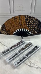 Souvenir Kipas Batik Gagang Hitam Kemas Mika dan Box