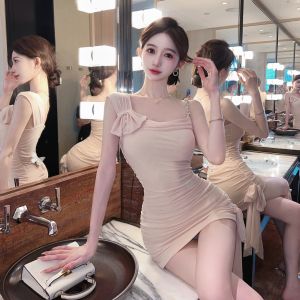 ชุดเดรสคลุมตัวแบบไม่มีแขนด้วยเนื้อผ้าตาข่ายเซ็กซี่สําหรับฤดูร้อนที่มีหน้าอกต่ําและดอกไม้ปักถักร้อย